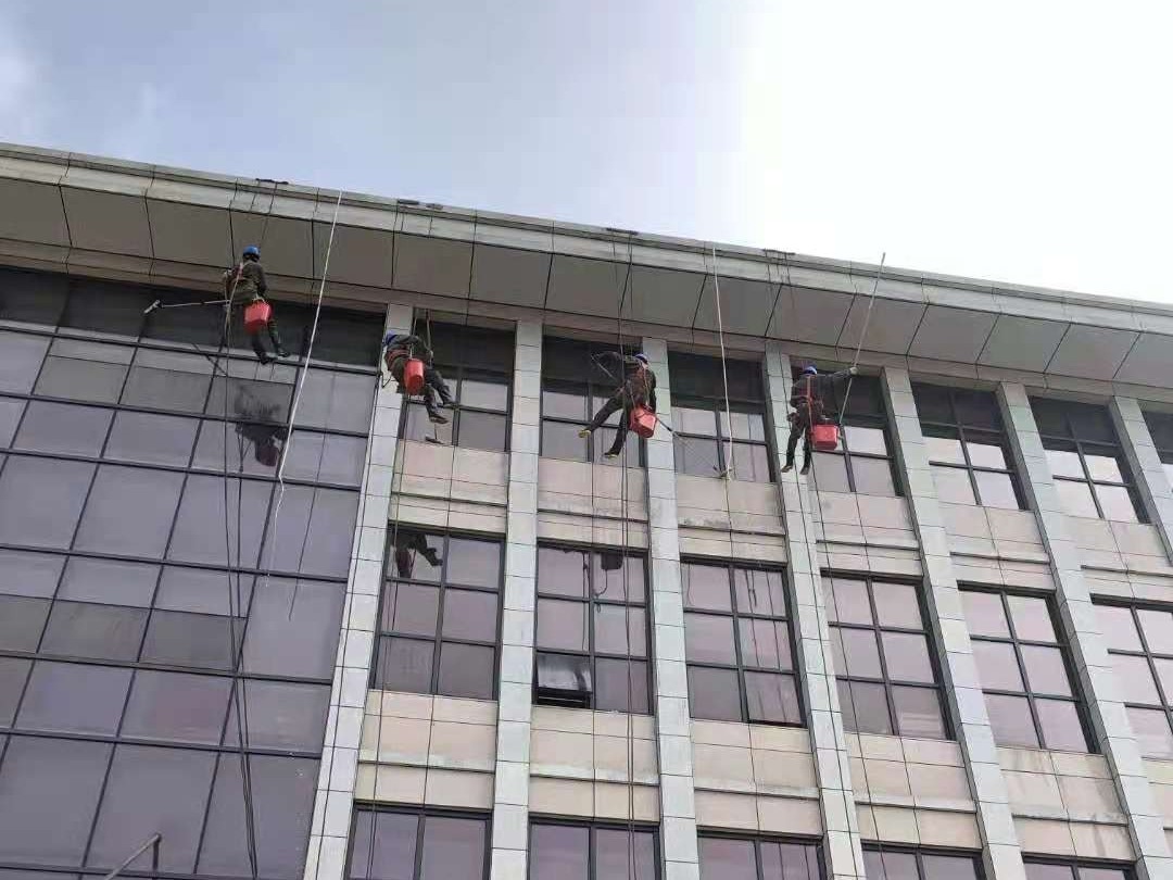 長江三峽集團公司大樓外墻玻璃清洗